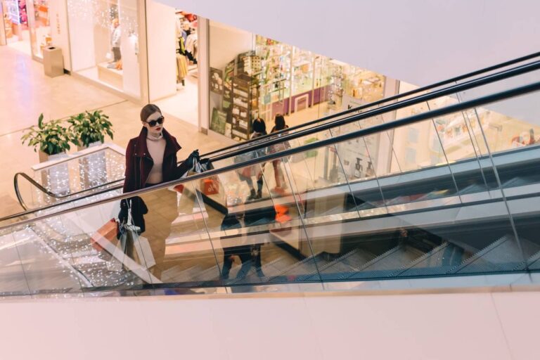 5 Reasons Why You Should Shop In Malls and Plazas