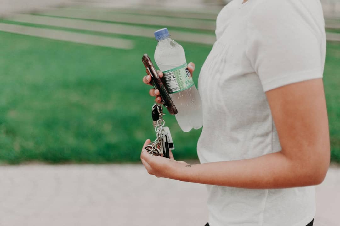 Water bottle has to handle hot water